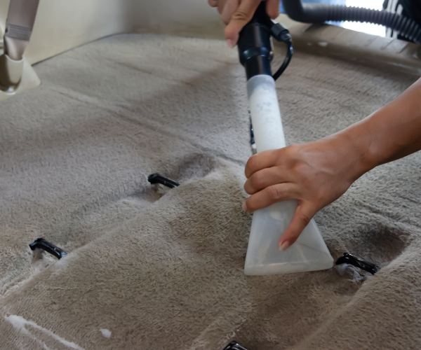 Technicien H₂O nettoyant un canapé