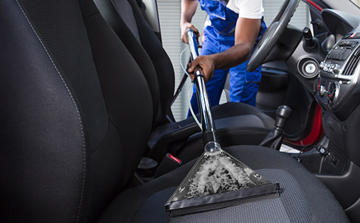 Carrosserie de voiture brillante après lavage